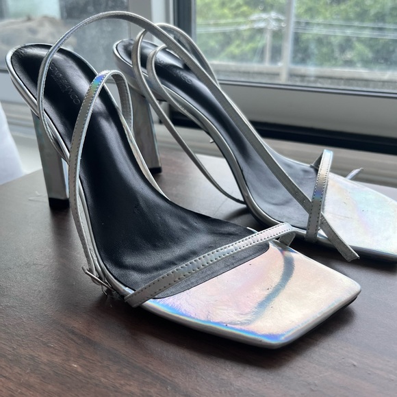 TONY BIANCO SILVER HEELS - SIZE 9.5 - Picture 3 of 5